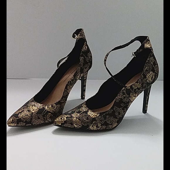 Delicate Lace Pump (NWOT) - Picture 9 of 12